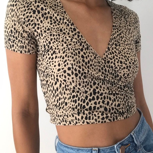 Brandy Melville cheetah leopard print tie front crop top - Picture 2 of 6